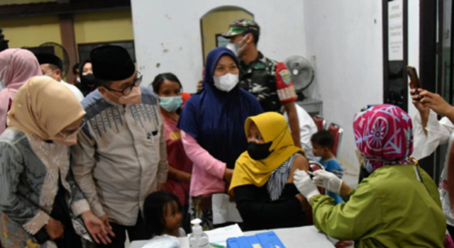 Safari Ramadan, Pemkab Cirebon Gelar Vaksinasi Gratis Minyak Goreng