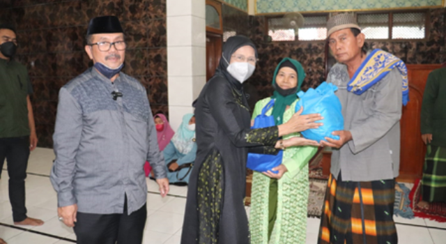 Sahur Bareng Warga, Bupati Cirebon Bagikan Bantuan