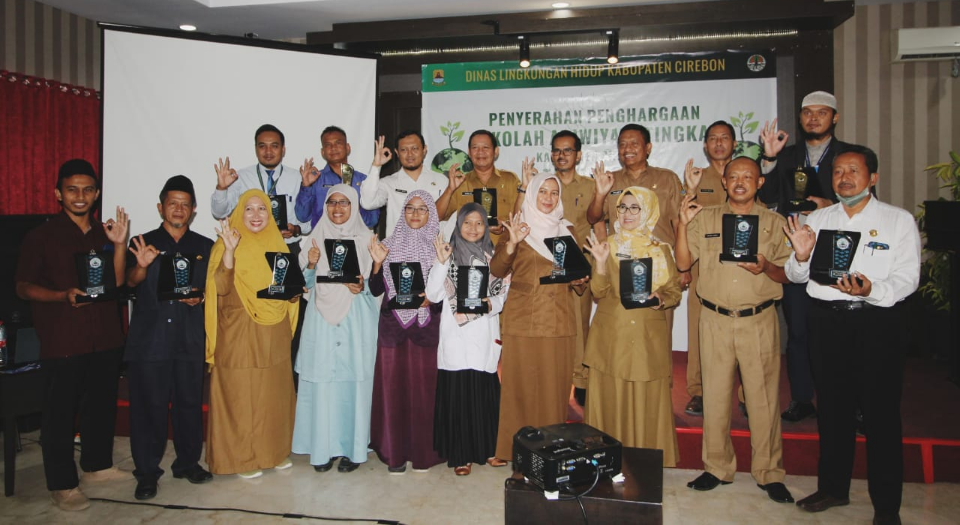 Pemkab Beri Penghargaan kepada Sekolah Adiwiyata Tingkat Kabupaten Cirebon