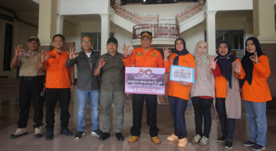 Sekda Kabupaten Cirebon Serahkan Donasi Secara Simbolis untuk Korban Gempa Cianjur