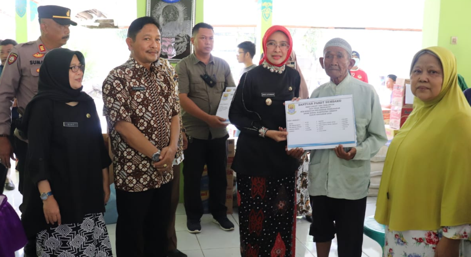 Wabup Cirebon Bagikan Sembako bagi Lansia Terlantar dan Tidak Produktif di Desa Gua Lor Kecamatan Kaliwedi