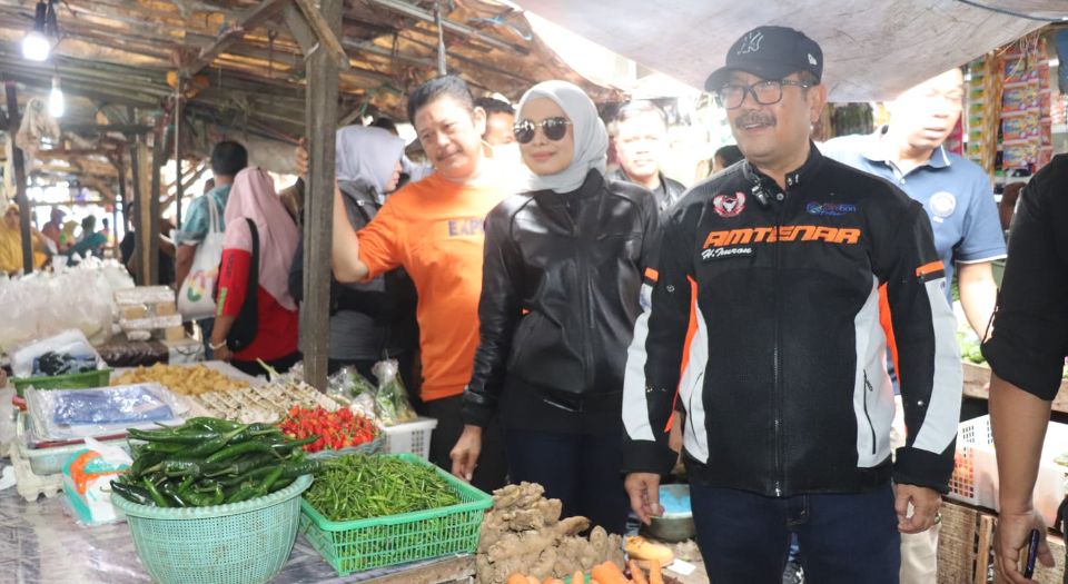 Sunmori Berbagi, Bupati Cirebon beserta Rombongan Pantau Harga Pasar dan Beri Bantuan kepada Masyarakat Kabupaten Cirebon
