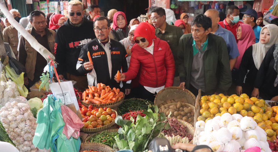Mubeng (Mudun Bareng), Bupati Cirebon Gelar Operasi Pasar dan Berikan Bantuan di Kecamatan Dukupuntang