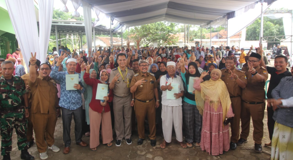 Bupati Cirebon Bagikan 1.420 Sertifikat Tanah di Desa Cempaka