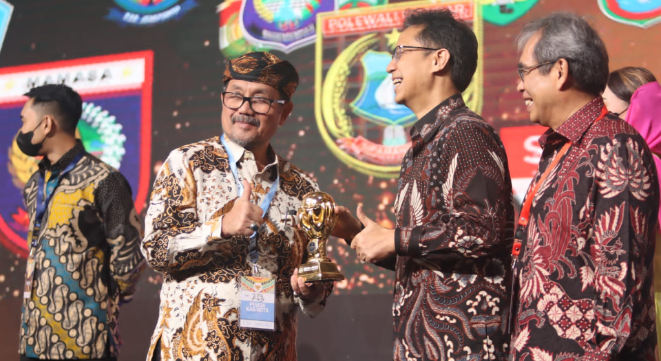 96,07 % Warganya Sudah Terdaftar JKN, Kabupaten Cirebon Dapat Penghargaan UHC dari Wapres RI