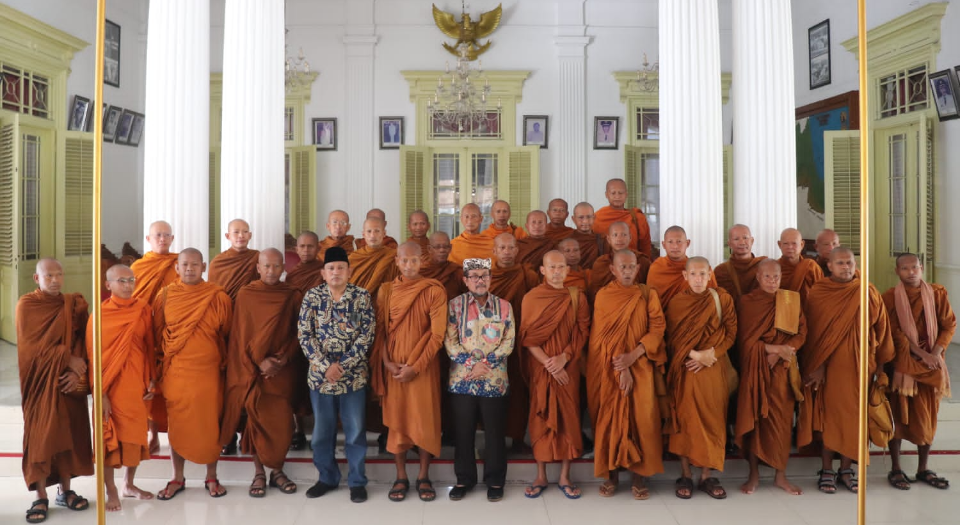 Terima Kedatangan Biksu, Bupati Imron: Masyarakat Cirebon Sangat Toleransi