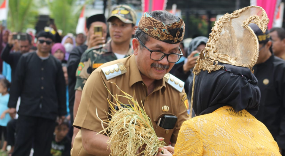 Melalui Mapag Sri, Bupati Cirebon Ajak Masyarakat Lebih Mencintai Budaya Lokal