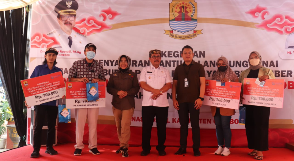 Pemkab Cirebon Salurkan BLT kepada 2545 Buruh Rokok dari DBHCHT