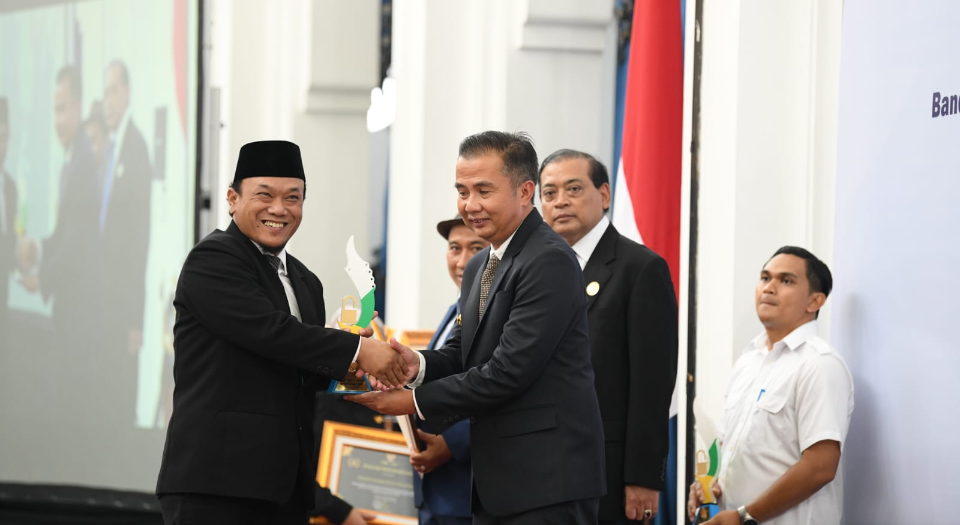 Kabupaten Cirebon Raih Penghargaan Kabupaten Informatif pada Anugerah Keterbukaan Informasi Publik Tingkat Jawa Barat Tahun 2023