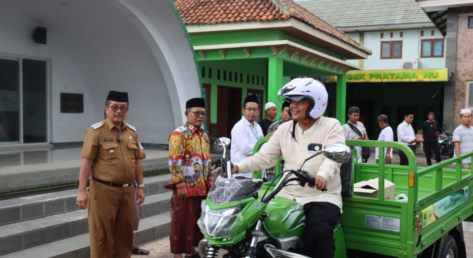 Pemkab Cirebon Berikan Bantuan 18 Unit Bentor, Bupati Imron: Agar Perekonomian di Tingkat Kecamatan Bisa Tumbuh dengan Baik