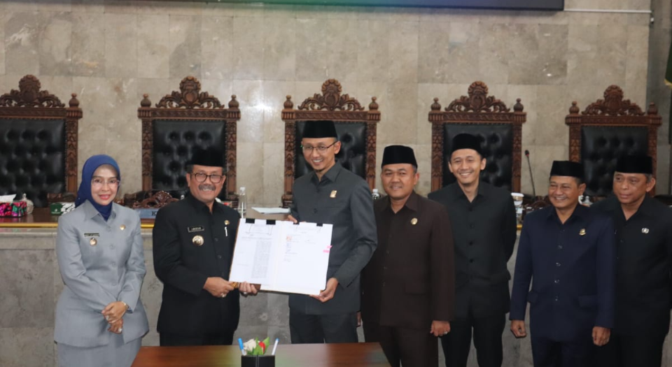 DPRD Gelar Paripurna Pemberhentian Bupati dan Wakil Bupati Cirebon