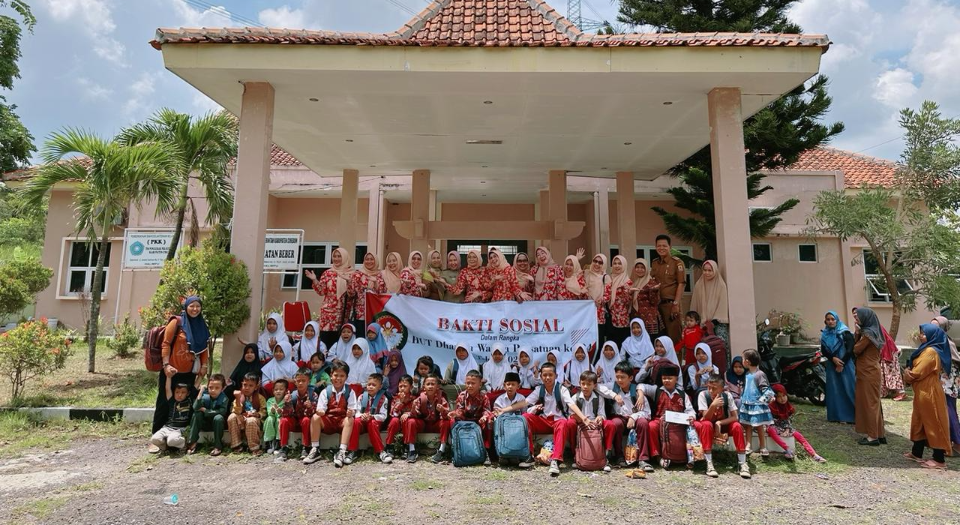 Peringati HUT ke-24, Pengurus DWP Kabupaten Cirebon Gelar Bakti Sosial
