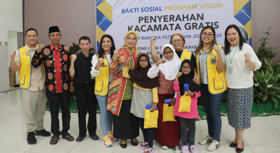 Puluhan Anak di Kabupaten Cirebon Terima Bantuan Kacamata Gratis
