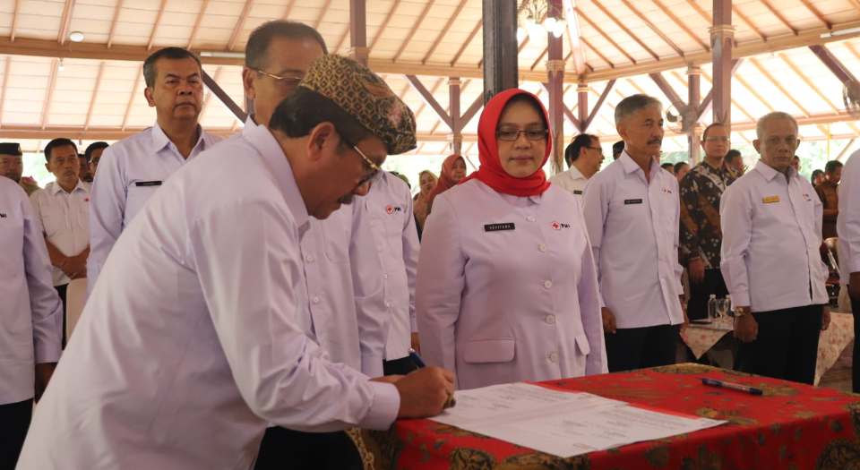Hadiri Pelantikan Pengurus PMI Kabupaten Cirebon, Bupati Imron: Berikan Pelayanan Prima kepada Masyarakat