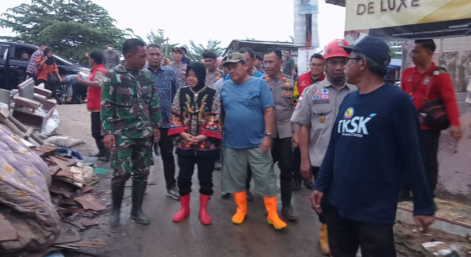 Tinjau Banjir di Kabupaten Cirebon, Mensos Risma: Kerahkan Kekuatan Penuh untuk Pulihkan Kondisi
