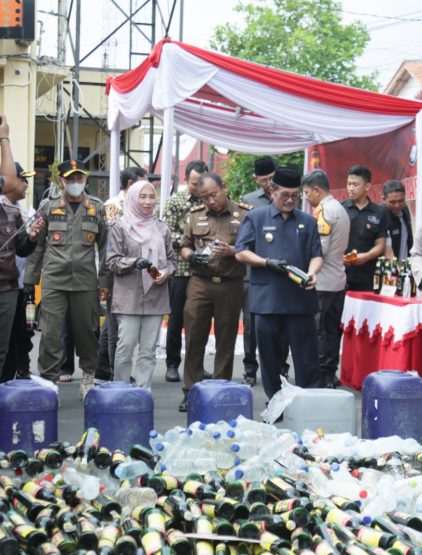 Bupati Cirebon menghadiri acara Pemusnahan Barang Bukti Miras Di Mapolresta Sumber Cirebon