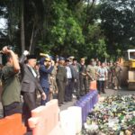 Ribuan Botol Miras Dimusnahkan Saat Peringati HUT ke-74 Satpol PP dan ke-62 Satlinmas Tingkat Kabupaten Cirebon