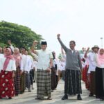 Ratusan ASN di Kabupaten Cirebon, Ikuti Pemecahan Rekor MURI Pemakaian Sarung Tenun Terbanyak