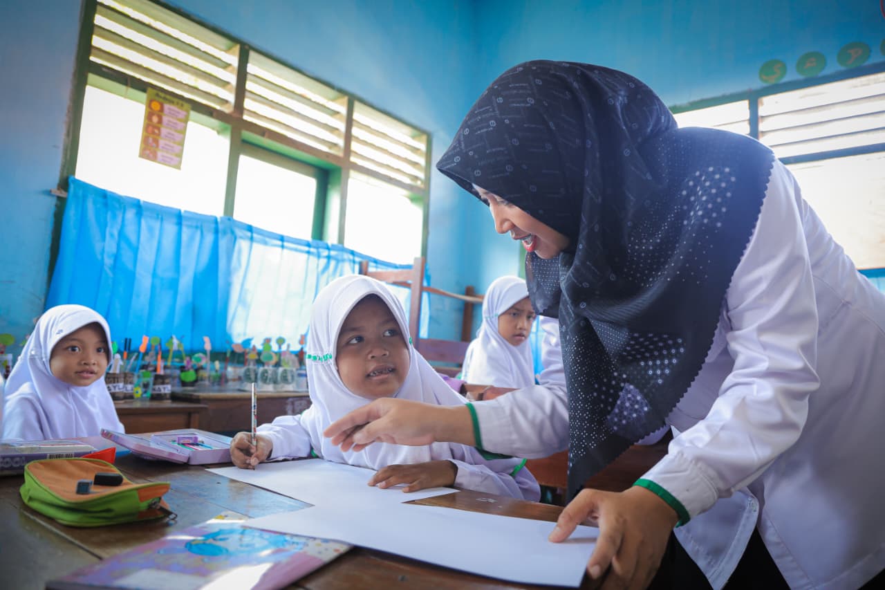 Guru MIS Assuniyah 3 memberikan pendampingan belajar sesuai dengan level kemampuan anak dalam proses pembelajaran. Lewat dukungan program INOVASI bersama ekosistem pendidikan, MIS Assuniyah 3 mendapatkan pelatihan dan pendampingan untuk meningkatkan mutu pembelajaran. Dokumentasi: Diskominfo Kabupaten Cirebon.