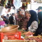 Pantau Pasar Gebang dan Losari, Bupati Imron Sebut Lonjakan Harga Masih Terkendali